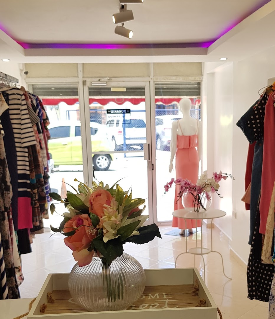 Interior de la boutique Espinta con racks llenos de ropa importada